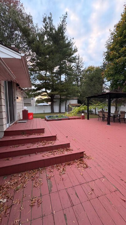 8 Howard St in Hicksville, NY - Building Photo