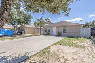 227 Malaga Dr in Laredo, TX - Building Photo - Building Photo