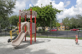 Pembroke Park Apartments in Pembroke Park, FL - Foto de edificio - Building Photo