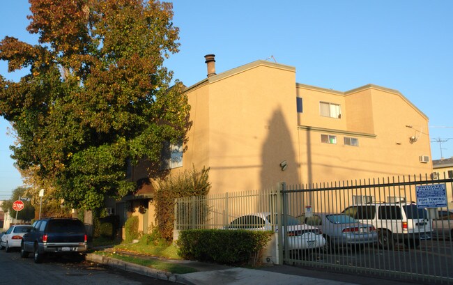 5708 Tujunga Ave in North Hollywood, CA - Foto de edificio - Building Photo