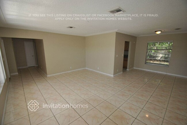 321 Canterbury Dr W in Riviera Beach, FL - Building Photo - Building Photo
