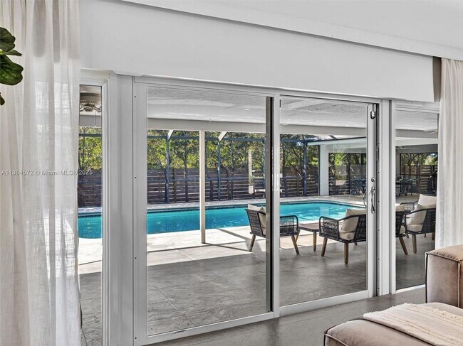 840 S Southlake Dr in Hollywood, FL - Foto de edificio - Building Photo