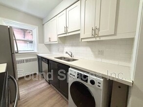 1024 King St E in Hamilton, ON - Building Photo - Building Photo
