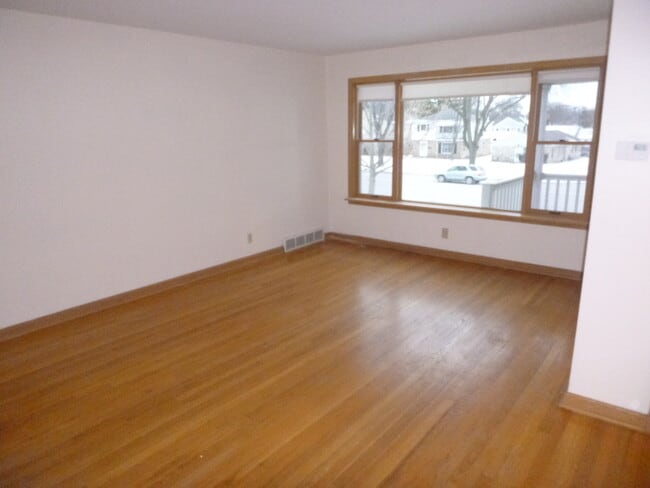 9404 W North Ave, Unit 3 in Milwaukee, WI - Building Photo - Building Photo