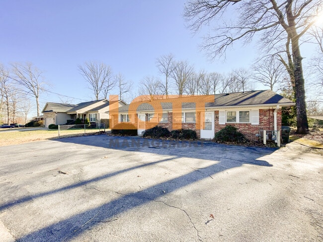 2404 E Lee Rd, Unit A in Taylors, SC - Foto de edificio - Building Photo