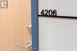 395 Square One Dr in Mississauga, ON - Building Photo - Building Photo