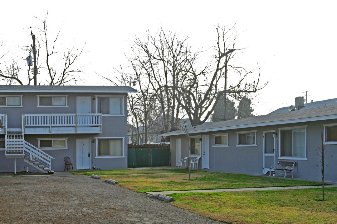 Palm Circle Apartments in Hanford, CA - Building Photo