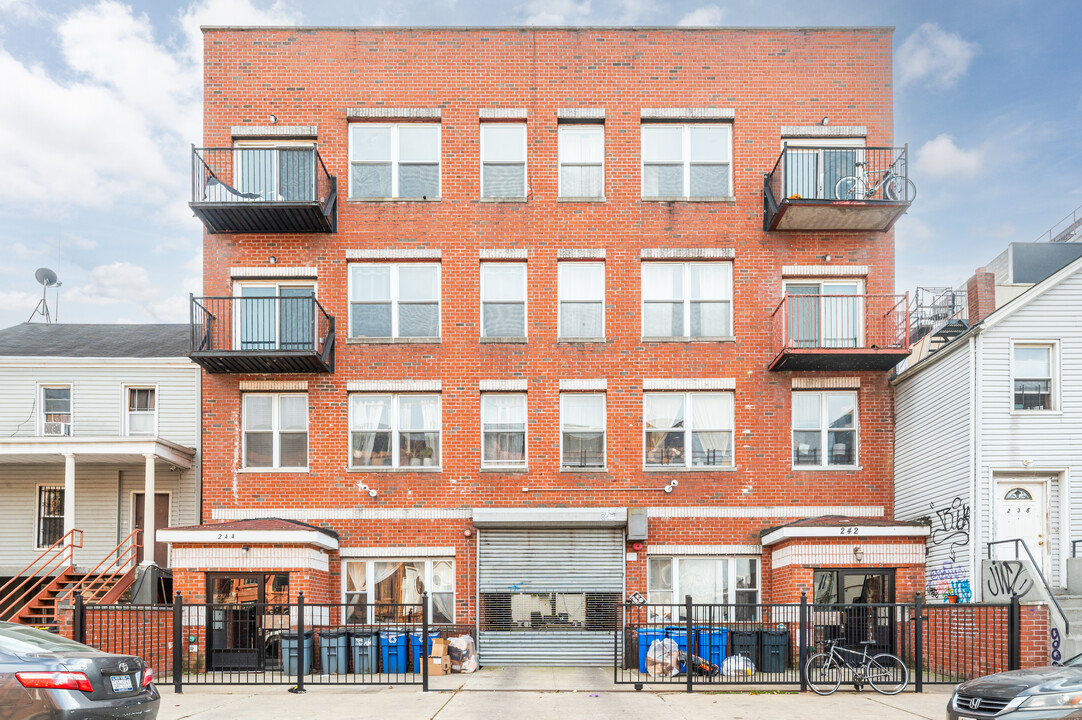 242 Kosciuszko St in Brooklyn, NY - Building Photo