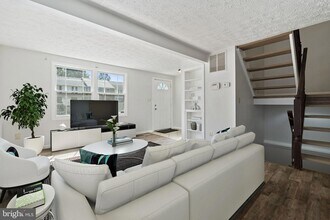 3618 Wharf Ln in Triangle, VA - Foto de edificio - Building Photo