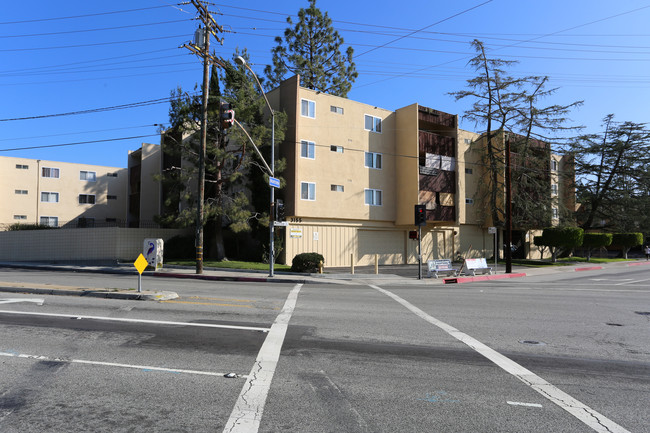 Pennsylvania Apartments in La Crescenta, CA - Building Photo - Building Photo