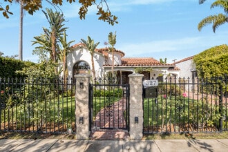 327 N Kilkea Dr in Los Angeles, CA - Foto de edificio - Building Photo