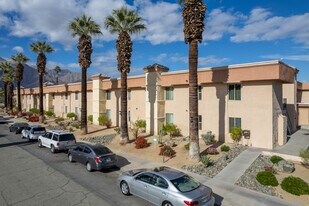 Americana Gardens in Palm Springs, CA - Building Photo