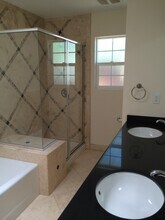 1274 W Monterey Ave in Stockton, CA - Foto de edificio - Building Photo