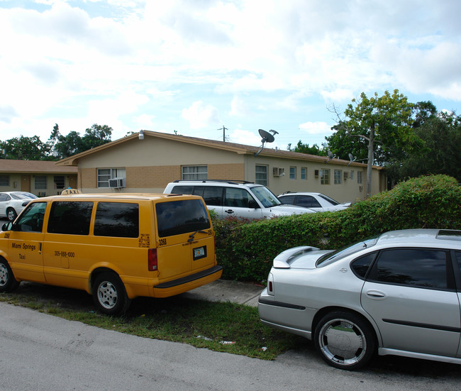 2430 NE 188th St in Miami, FL - Foto de edificio - Building Photo