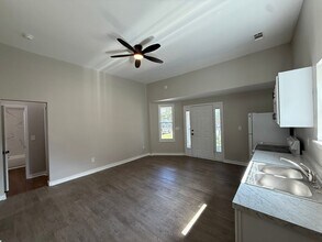 233 E Cambridge Ave in Greenwood, SC - Foto de edificio - Building Photo