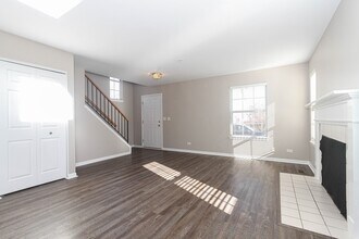 2465 Frost Dr in Aurora, IL - Building Photo - Building Photo