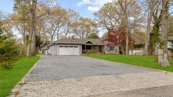 257 Southlawn Ave in Central Islip, NY - Building Photo