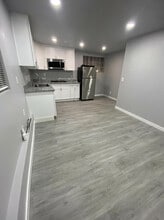 925 Hunter Ave, Unit Detached Front House in Santa Ana, CA - Building Photo - Building Photo