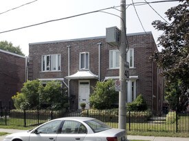 21 Claxton Blvd in Toronto, ON - Building Photo