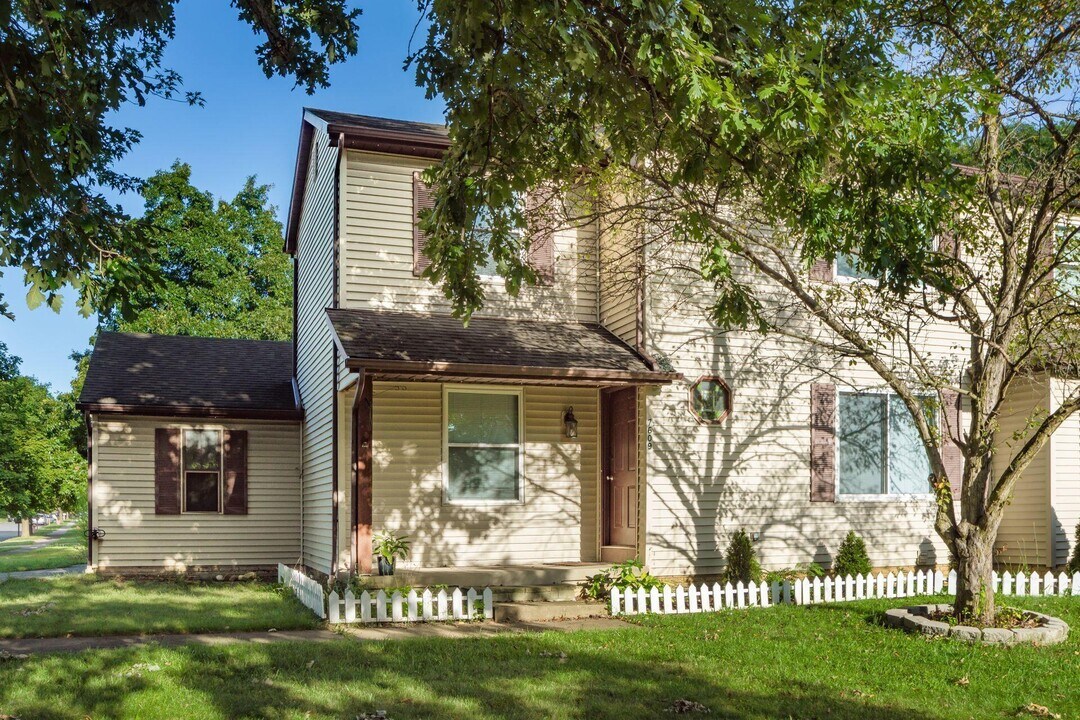 7609 Seasons Dr in Columbus, OH - Building Photo