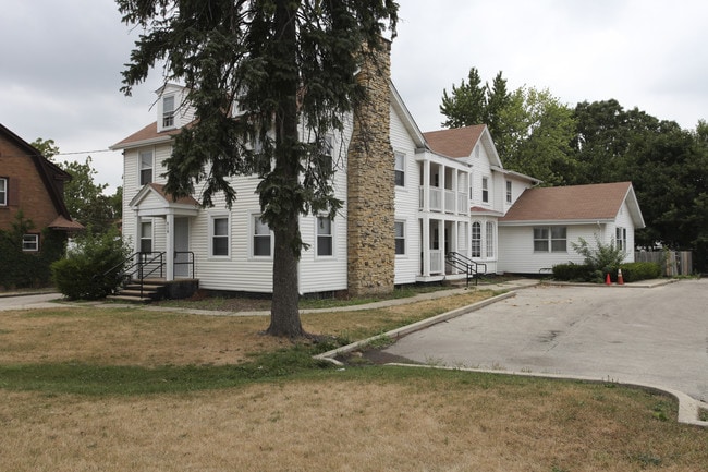 818 E NEW YORK St in Aurora, IL - Building Photo - Building Photo