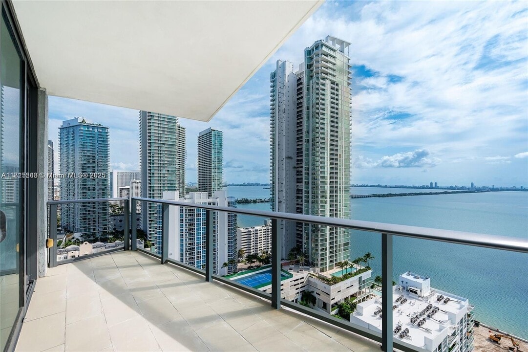 460 NE 28th St in Miami, FL - Building Photo