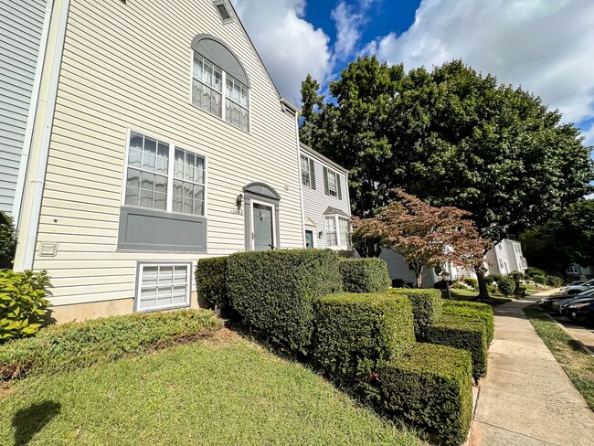 13856 Laura Ratcliff Ct in Centreville, VA - Foto de edificio - Building Photo