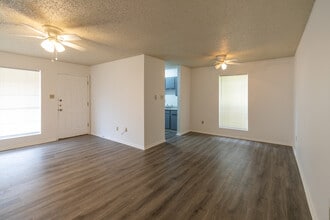 Carriage Park Apartments in Groves, TX - Foto de edificio - Interior Photo