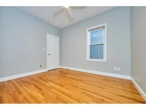 5 Transit St, Unit 2 in Boston, MA - Foto de edificio - Building Photo