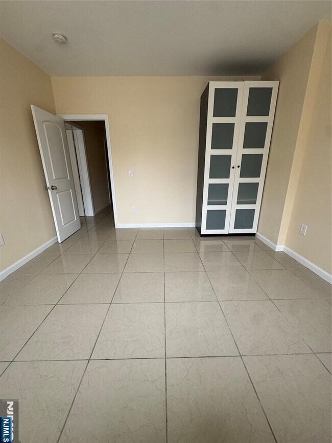 183 Thorne St in Jersey City, NJ - Building Photo - Building Photo