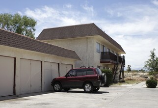 Orick Apartments in Victorville, CA - Foto de edificio - Building Photo