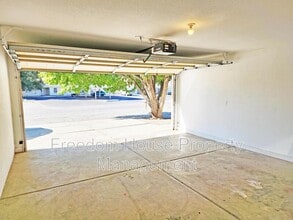 910 Bourbon St in Pahrump, NV - Foto de edificio - Building Photo