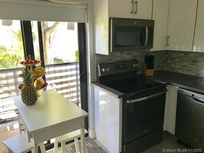 2999 Bridgeport Ave-Unit -2999 in Miami, FL - Building Photo - Building Photo