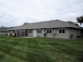 626 W 8th St, Unit D in New Richmond, WI - Building Photo - Building Photo