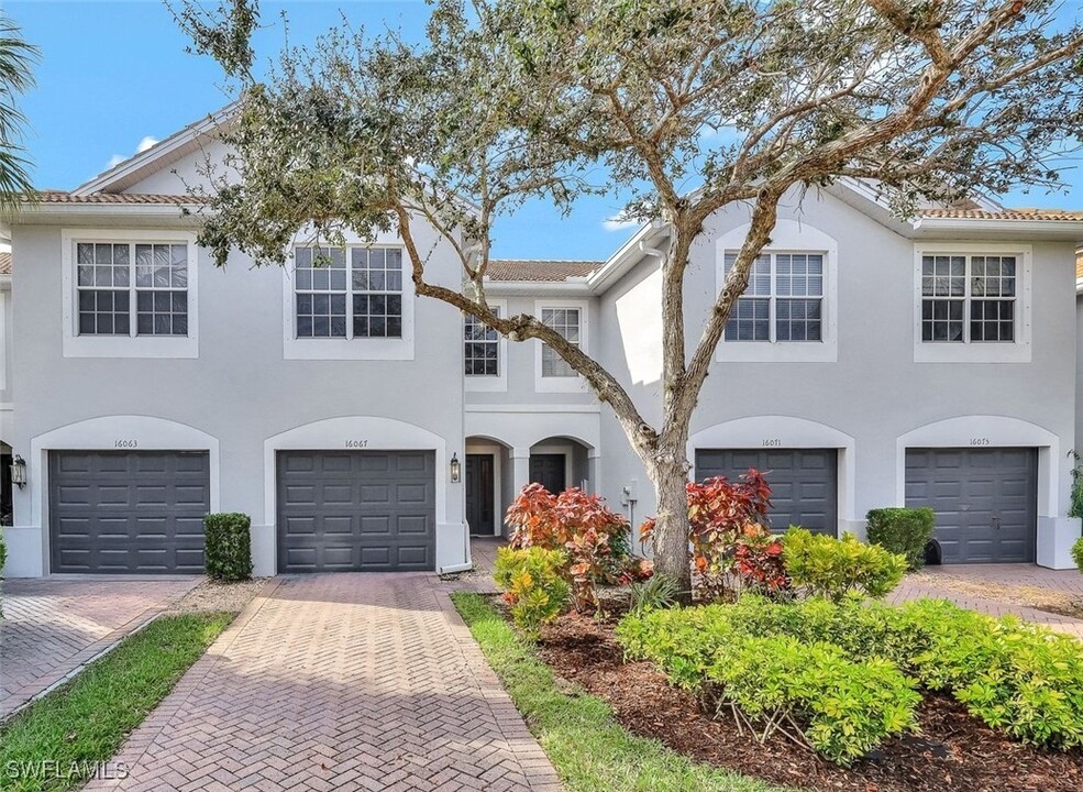 16067 Caldera Ln in Naples, FL - Foto de edificio