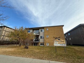 11821-11105 105 St in Edmonton, AB - Building Photo