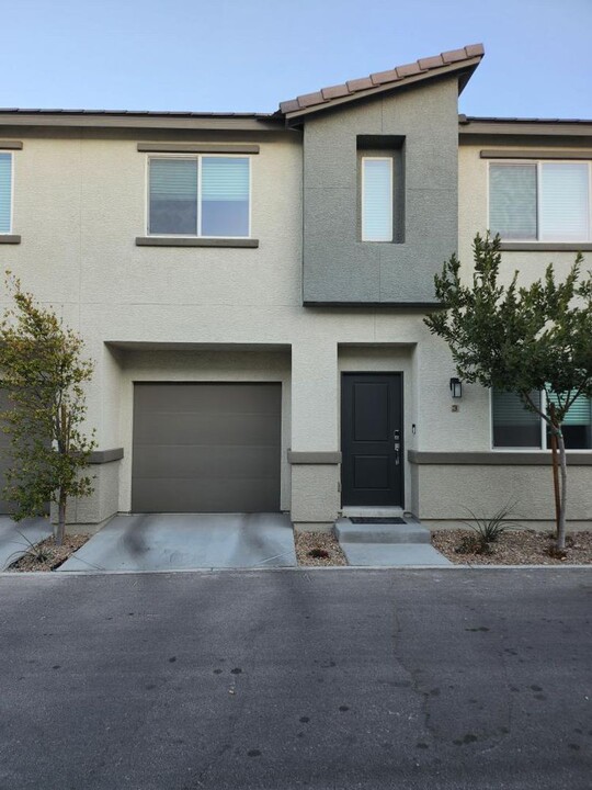 12170 Midnight Pine Rd in Las Vegas, NV - Building Photo