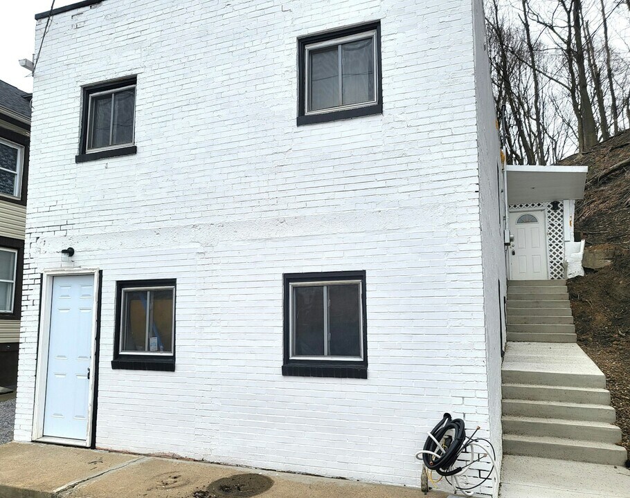 909 Harmony Ave in New Brighton, PA - Building Photo