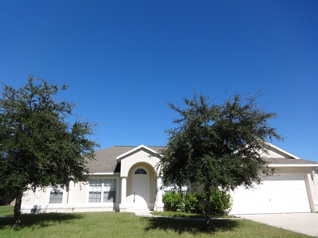843 SE Carnival Ave in Port St. Lucie, FL - Building Photo