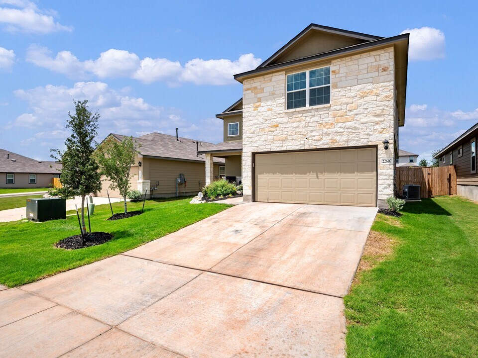 22607 Green Jacket in San Antonio, TX - Building Photo