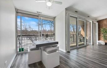 6018 E Lake Dr in Lisle, IL - Building Photo - Building Photo