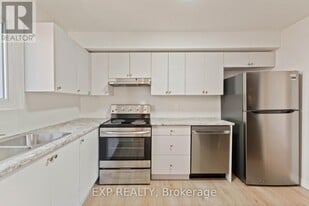 10 Kings Ct in Orillia, ON - Building Photo