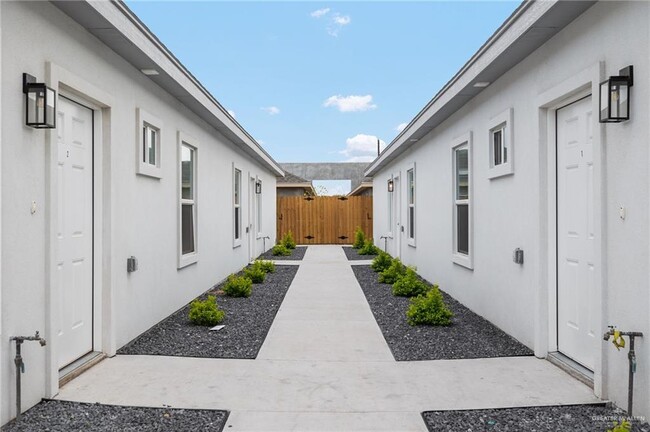 5901 Northwestern Ave, Unit 2 in McAllen, TX - Building Photo - Building Photo