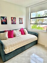 710 Washington Ave in Miami Beach, FL - Building Photo