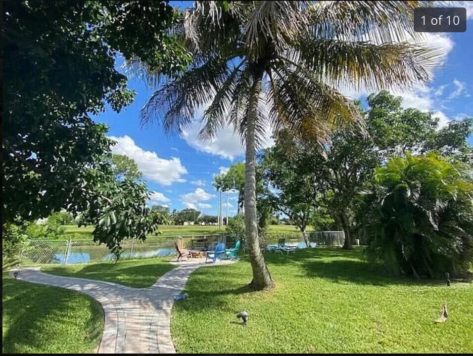 208 Sandpiper Ave in Royal Palm Beach, FL - Building Photo