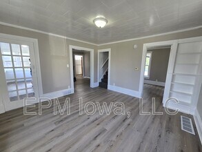 740 W 11th St in Waterloo, IA - Building Photo - Building Photo