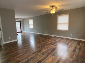 106 Aldrin St in Tullahoma, TN - Building Photo - Building Photo