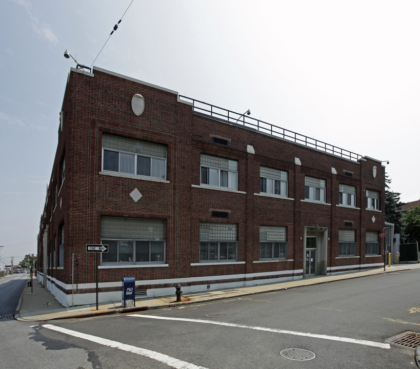 Davis Ave Apartment House in Staten Island, NY - Building Photo