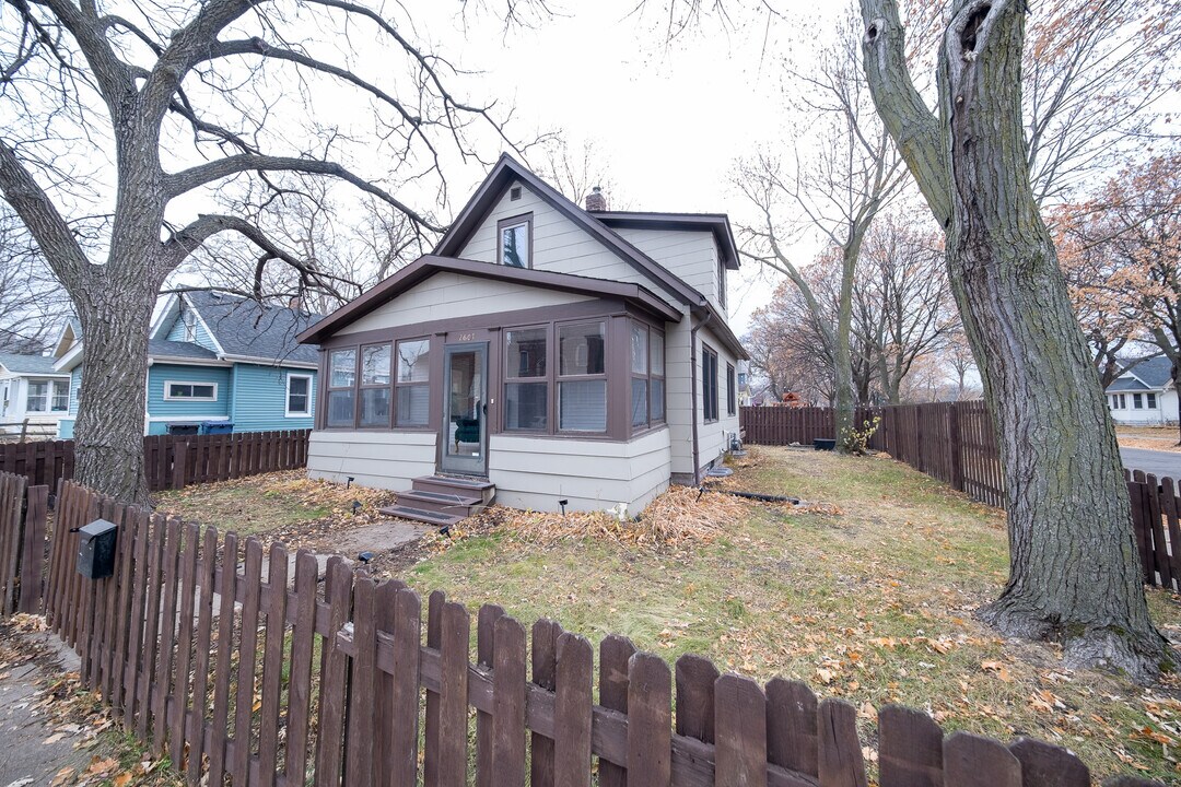 2601 E 38th St in Minneapolis, MN - Building Photo