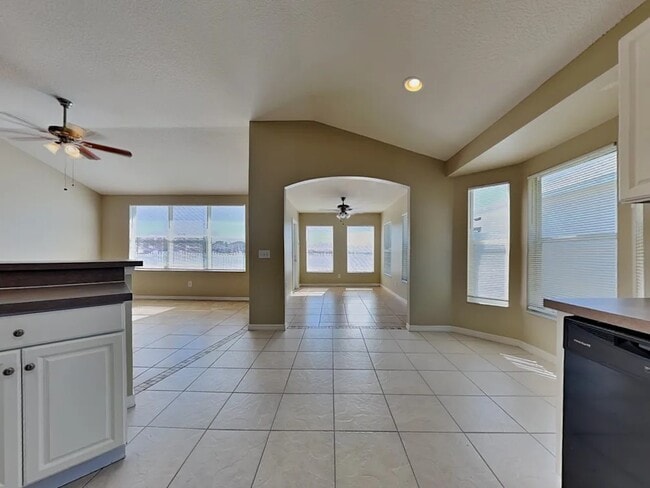 8415 Canterbury Lake Blvd in Tampa, FL - Building Photo - Building Photo